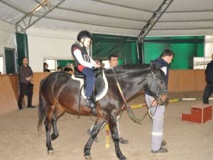 Engelli Çocuklara Atlı Terapi