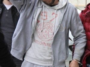 Evinin Çatısında Arkadaşı Ölünce Uyuşturucudan Gözaltına Alındı