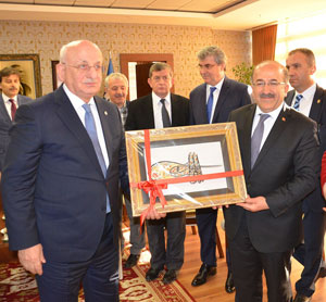 TBMM Başkanı Kahraman’dan Başkan Gümrükçüoğlu’na Ziyaret