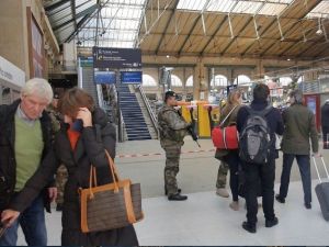 Paris-brüksel Tren Seferinde Şüpheli Paket Alarmı