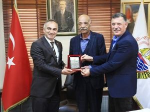Sapanca’ya Katkıda Bulunanlara Başkan Yılmazer’den Plaket