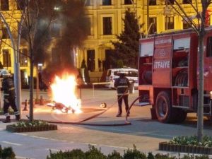 Polise Kızdı, Motosikletini Yaktı