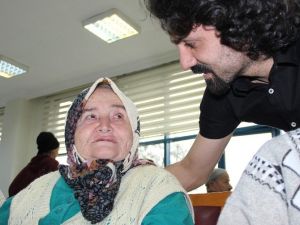 Futbolculardan Yaşlılara Anlamlı Ziyaret