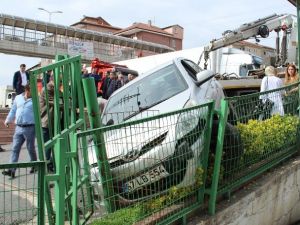 Otobüsle Çarpışan Otomobil Korkuluklara Girdi: 3 Yaralı
