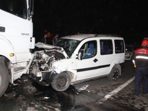 Polisin İkazına Rağmen Ters Yolda Giden Kamyonet Tır İle Çarpıştı: 1 Yaralı