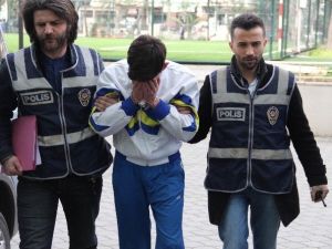 Mescitte Müezzinin Telefonunu Çaldı