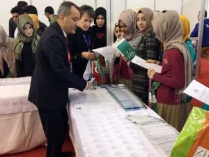 Ahmet Yesevi Üniversitesi Eğitim Fuarlarında Öğrencilerin Gözdesi
