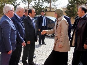 Baygınlık Geçiren Kadın Muhabire Bakan Ramazanoğlu İlk Müdahaleyi Yaptı
