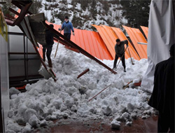 Rize'de Fabrikanın Çatısı Çöktü