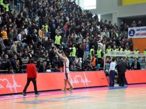 Uşak Sportif - Pınar Karşıyaka Maçında Olaylar Çıktı