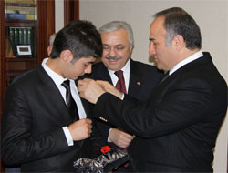 M.Akif'e Mektup Çifte Ödül Getirdi