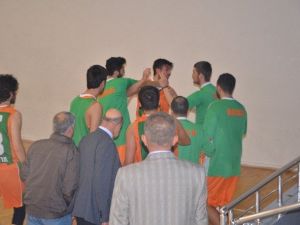 Basketbol Sahası Karıştı, Takım Arkadaşını Tokatlayarak Soyunma Odasına Götürdü
