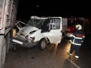 Kamyonet Park Halindeki Tır’a Çarptı: 8 Yaralı