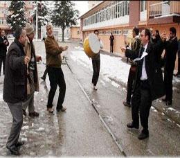Rektör istifa edince göbek attılar!