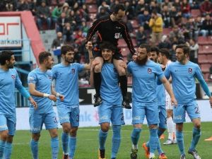 Salih Dursun Hakemi Omuzlarına Aldı