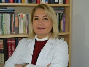 Estetik Cerrahı Sevin: "Meme Büyütme Ameliyatının En Erken 18 Yaşında Yapılmalı"