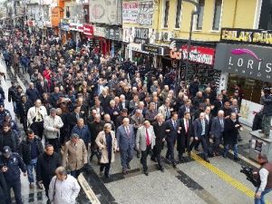 Saldırıya Uğrayan Chp İl Başkanı İçin Partililer Kol Kola Yürüdü