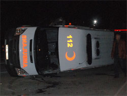 Ambulansla otomobil çarpıştı 5 yaralı