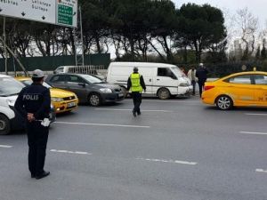 Harp Akademileri Önünde Arıza Yapan Aracı Polis Çektirdi