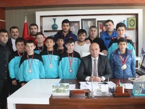 Başkan Togar’dan Güreşcilere Altın