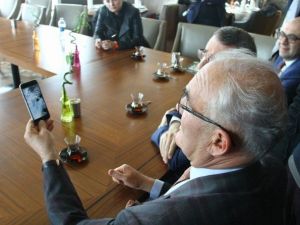 Başkan Yılmaz, Gazetecilere Kavga Eden Leyleklerin Görüntüsünü İzletti