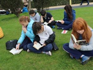 Yüzlerce Kişi Sahilde Kitap Okudu