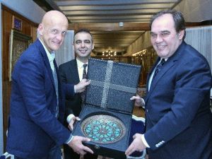 Collina, Demirören İle Bir Araya Geldi