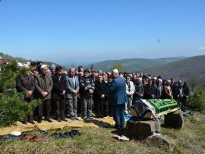 İstanbul’da Duvarın Altında Kalarak Ölen Yaşlı Kadın Samsun’da Defnedildi