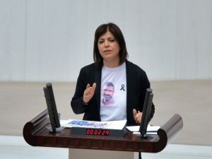 Hdp’li Vekil Tahir Elçi Tişörtü İle Kürsüye Çıktı