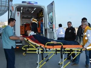 Motosiklet Kamyona Çarptı: 1 Yaralı