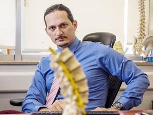 Ameliyat Olmaktan Korkan Bel Fıtığı Hastası Libyalı Kadına Lazer Tedavisi