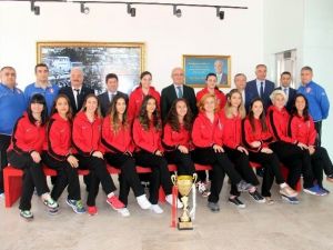 Şampiyon Voleybolcular, Kupayı Başkan Yılmaz’a Getirdi