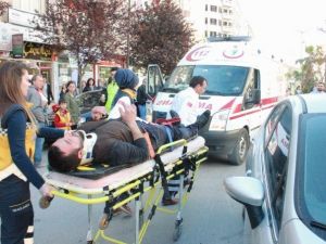 2 Araca Çarpan Motosiklet Sürücüsü Yaralandı