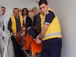 81'lik hasta, borç ödemeye ambulansla götürüldü