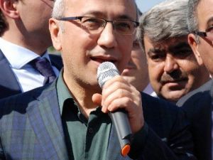 Lütfi Elvan’a Sevgi Seli İzdihama Yol Açtı
