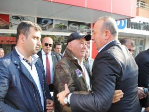 Bakan Çavuşoğlu’ndan Şehidin Ailesine Taziye Ziyareti