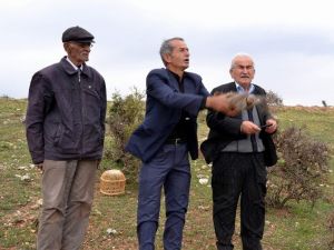 Avcıların Yakaladığı Kekliği 2 Koli Yumurtayla Takas Edip, Doğaya Bıraktılar