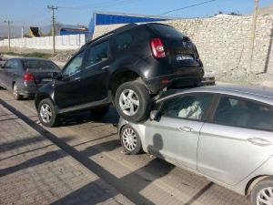 Cip, Çarpıştığı Otomobilin Üzerine Çıktı