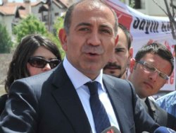 Gürsel Tekin'in bir günde türban çarkı