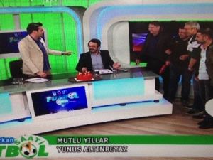 Taraftarlar Canlı Yayında Stüdyoyu Bastı