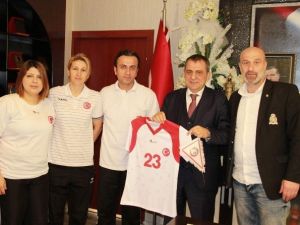 U17 Bayan Hentbol Milli Takımı’ndan Başkan Sağıroğlu’na Ziyaret