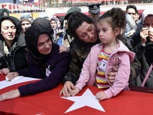 Eşi Ve Kızından Şehide Son Veda