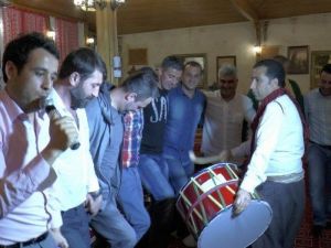 Eski Milli Futbolcular Bu Defa Sahnede Terledi