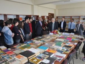 Hazinesini Okula Bağışladı