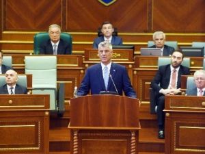 Kosova’nın 5. Cumhurbaşkanı Yemin Etti, Muhalefet Meclis Camını Kırdı