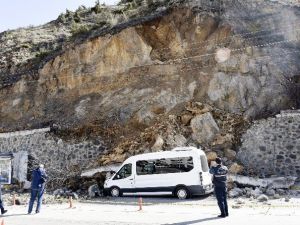 Gümüşhane’de Kayalar Park Halindeki Aracın Üzerine Düştü