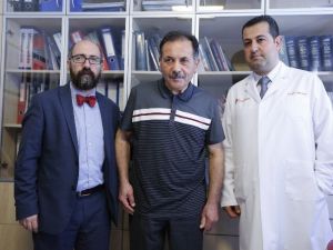 Parkinson Hastalarına Uyanıkken Beyin Pili Takılıyor