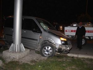 Kapalı Kasa Kamyonet, Tüp Yüklü Kamyonetle Çarpıştı: 1 Yaralı