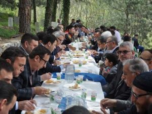 Diriliş Ertuğrul Oyuncuları Turgut Alp’in Kabrini Ziyaret Etti