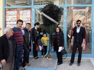 Gümüşhane’de Ulusal Market Kapısına Siyah Çelenk
